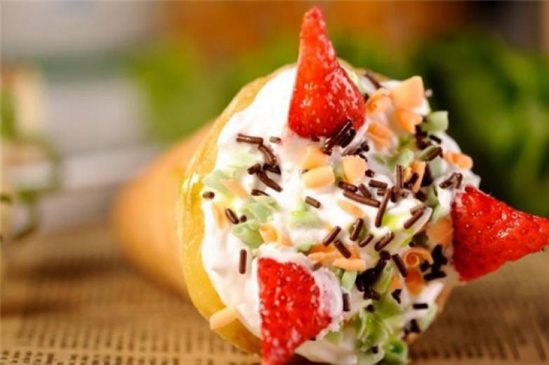 比萨客手握披萨